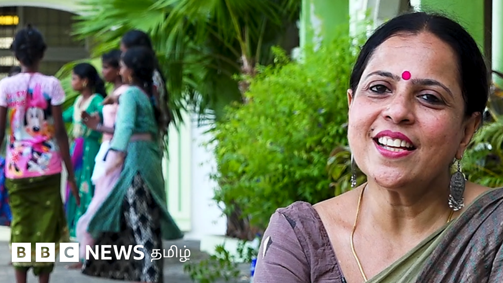 இருளர் மாணவிகளுக்கு பரதம் கற்பிக்கும் நடனக்கலைஞர்