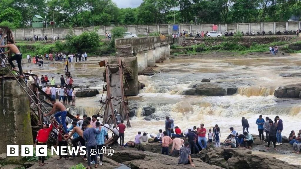 உடைந்து விழுந்த ஆற்றுப்பாலம் : வெள்ளத்தில் சிக்கிய சுற்றுலா பயணிகள்