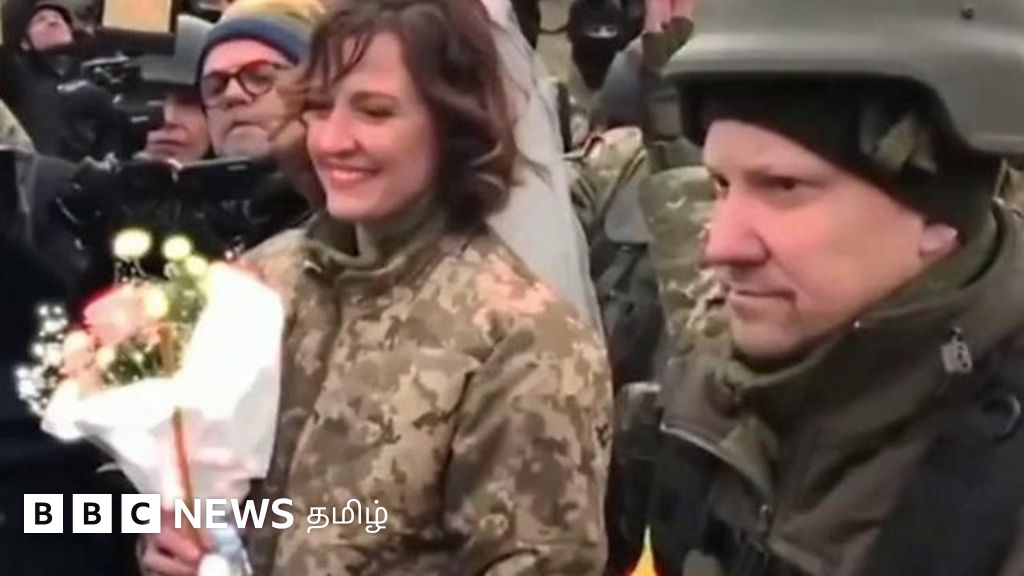 ராணுவ உடையில் திருமணம் செய்து கொண்ட யுக்ரேன் இணை