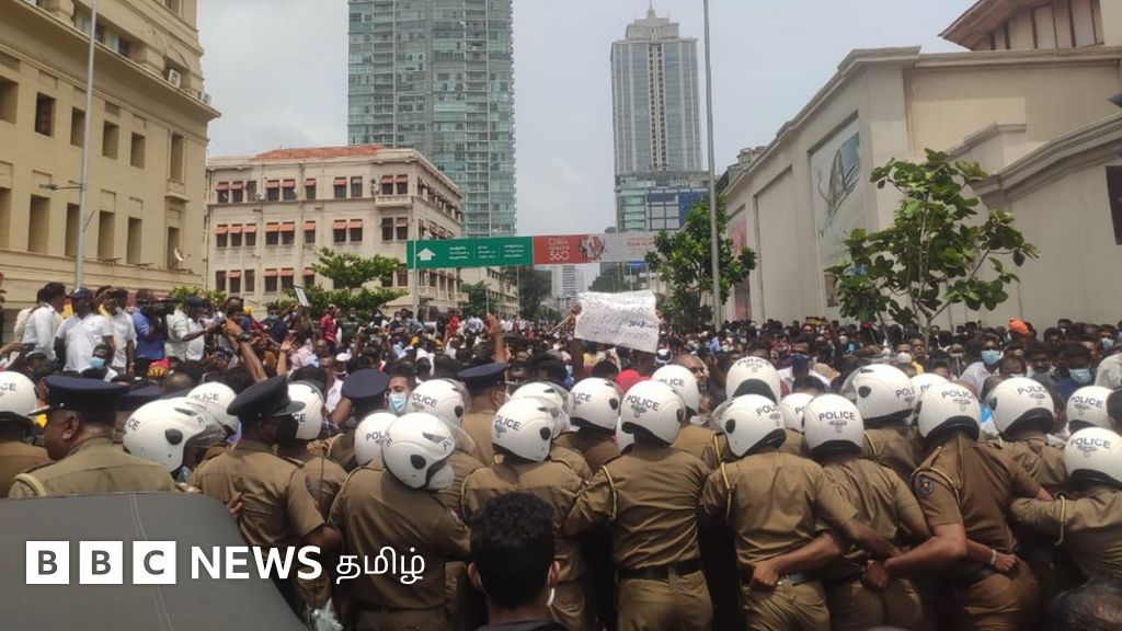 இலங்கை போராட்டத் திடலில் ராஜபக்ஷ ஆதரவாளர்கள் வன்முறை, தீ வைப்பு: கண்ணீர்ப் புகை வீச்சு