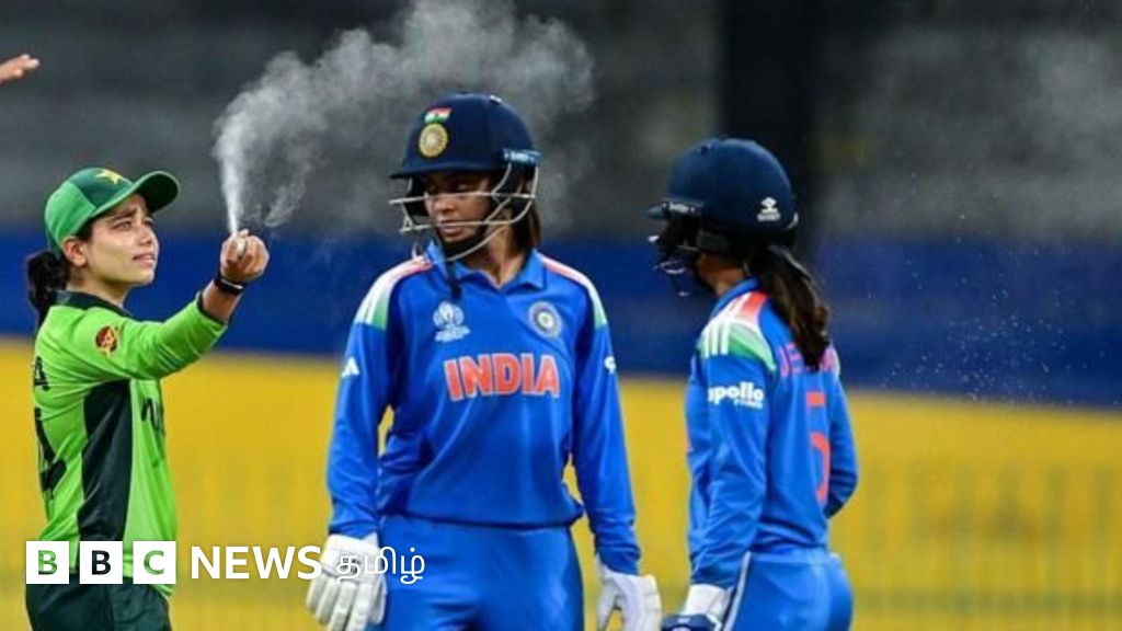 பாகிஸ்தானுக்கு 248 ரன்கள் இலக்கு; கைகுலுக்க மறுத்த கேப்டன்கள் - பெண்கள் உலகக் கோப்பையில் என்ன நடக்கிறது?