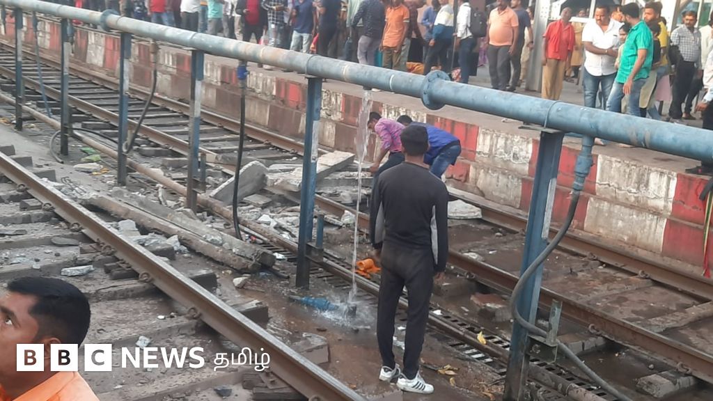 ம﻿காராஷ்டிரா: ரயில் நடைபாதை மேம்பாலம் உடைந்து விழுந்து விபத்து