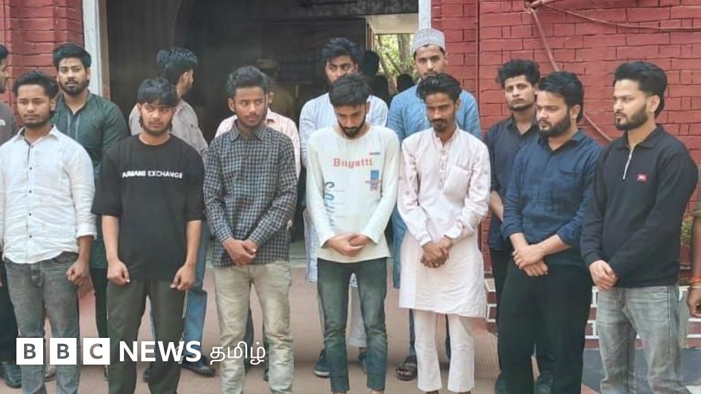 வாரணாசியில் படகில் சிக்கன் பிரியாணி சாப்பிட்டதற்காக 14 பேர் கைது ஏன்?