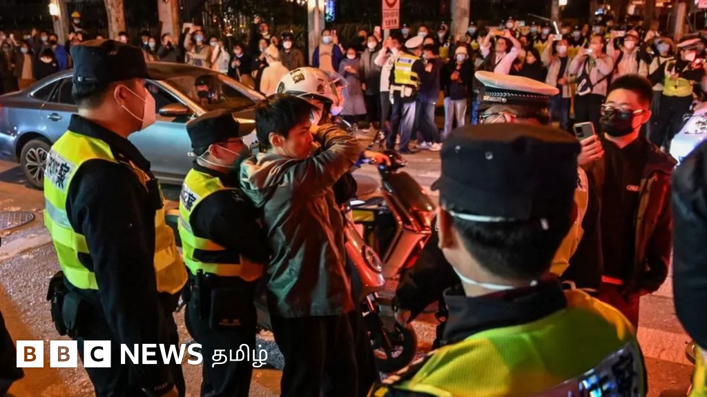 கடும் கோவிட் கட்டுப்பாடுகளை எதிர்த்து சீனாவில் தீவிர போராட்டம்