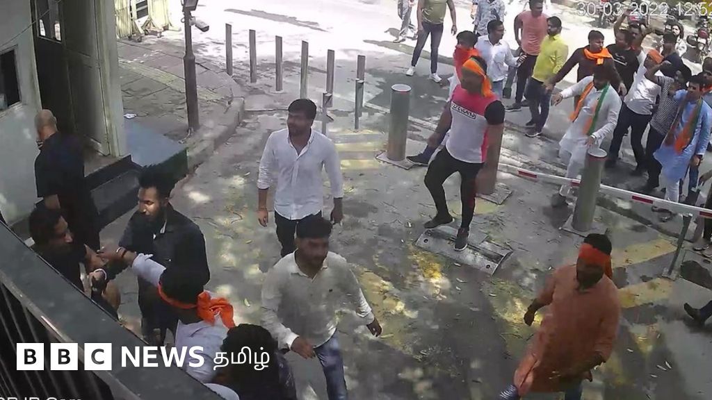 அரவிந்த் கேஜ்ரிவால் வீட்டின் முன் பாஜக ஆர்ப்பாட்டம்: கொலை முயற்சி என்கிறது ஆம் ஆத்மி