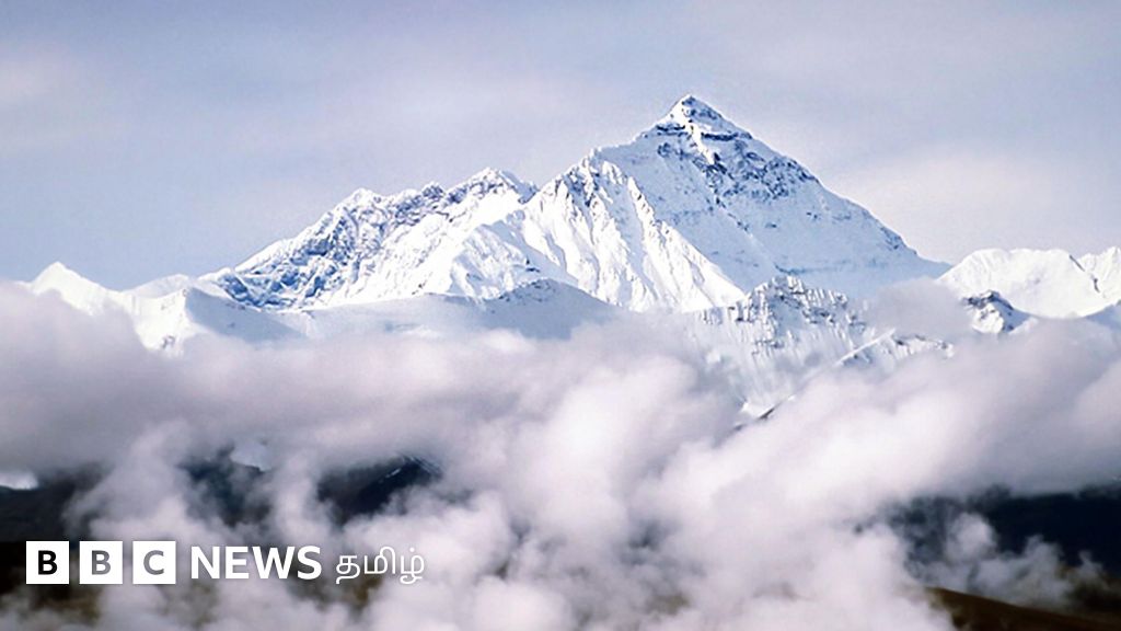 எவரெஸ்டில் பனிப்புயல்: 16,000 அடி உயரத்தில் சிக்கியுள்ள ஆயிரம் பேரின் கதி என்ன? 