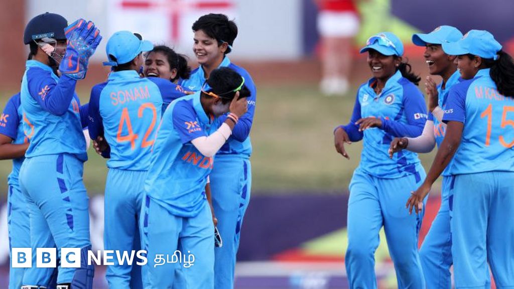 ஜூனியர் பெண்கள் உலகக் கோப்பை: இங்கிலாந்து அணியை சிதறடித்த இந்திய பந்துவீச்சு