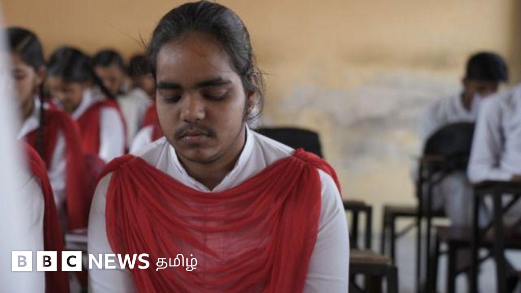 உத்தரபிரதேசம்: பத்தாம் வகுப்பில் மாநிலத்திலேயே முதலிடம் பிடித்தும் இந்த மாணவி வருத்தப்படுவது ஏன்?