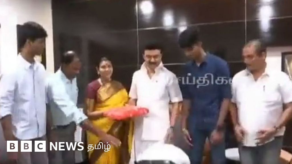 திமுக-வில் காலில் விழும் கலாசாரம் வளர்கிறதா? தலைவர்கள் என்ன பதில் சொல்கிறார்கள்?