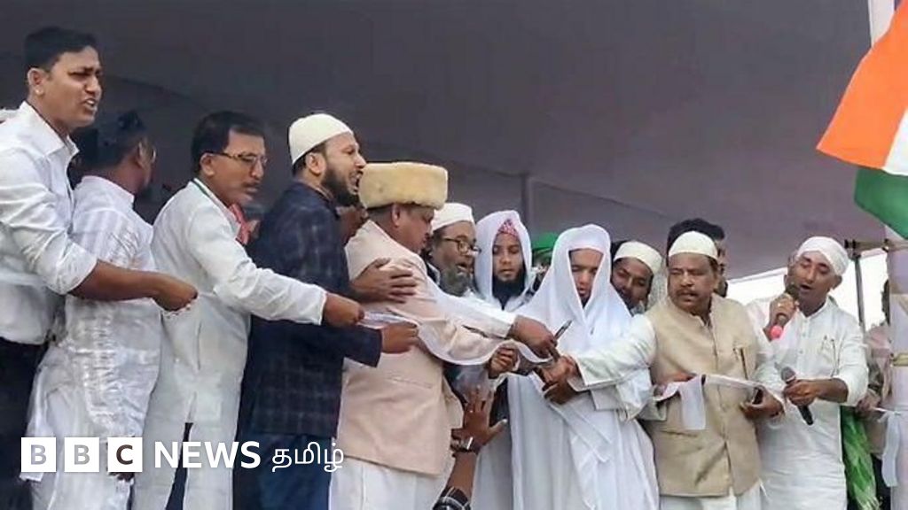 பாபர் மசூதிக்கு அடிக்கல் நாட்டிய எம்எல்ஏ - மமதா பானர்ஜி நெருப்போடு விளையாடுவதாக கூறும் பாஜக