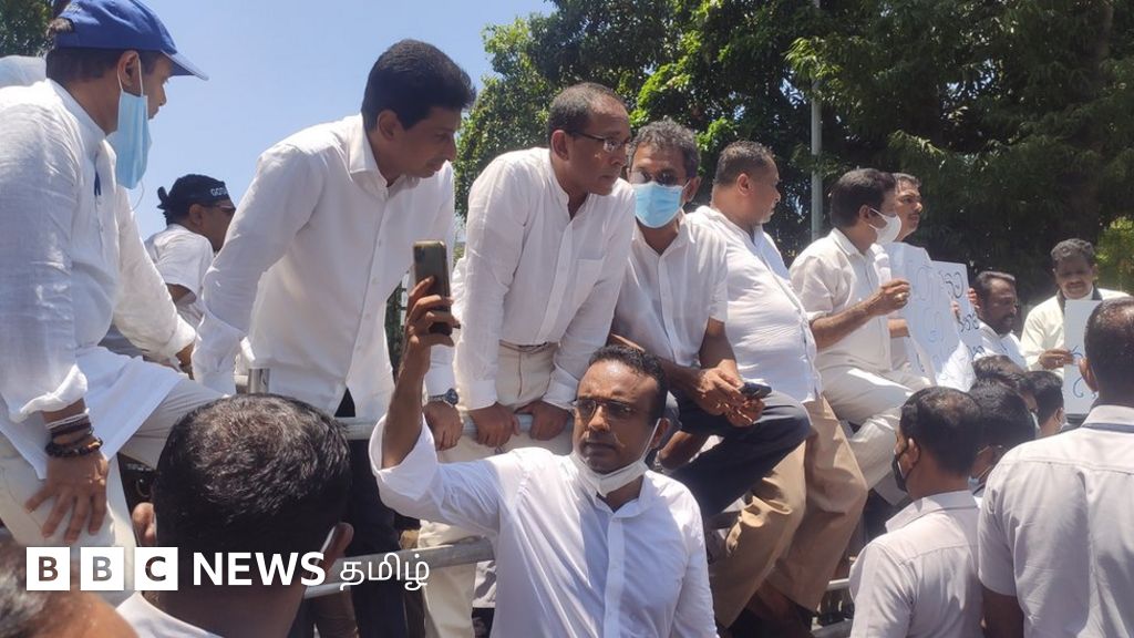 இலங்கை ஊரடங்கை மீறி கொழும்பு சுதந்திர சதுக்கத்தில் ஐக்கிய மக்கள் சக்தி போராட்டம்