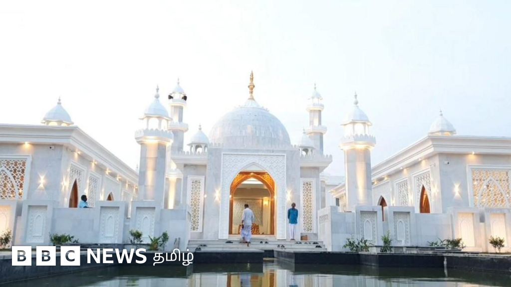 தாயின் நினைவாக தாஜ்மஹால் வடிவ நினைவிடம் அமைத்த மகன்