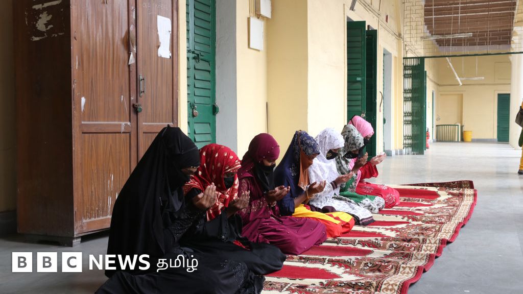 மத்திய பிரதேசம்: இந்து மாணவிகள் ஹிஜாப் அணிந்த போஸ்டர் - பள்ளி மீதான மதமற்ற குற்றச்சாட்டின் பின்னணி