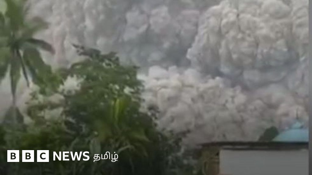 இந்தோனீசியா ஜாவா தீவில் செமுரு எரிமலை வெடிப்பு: வானுயர தூசிப் படலம், பாய்ந்துவரும் குழம்பு