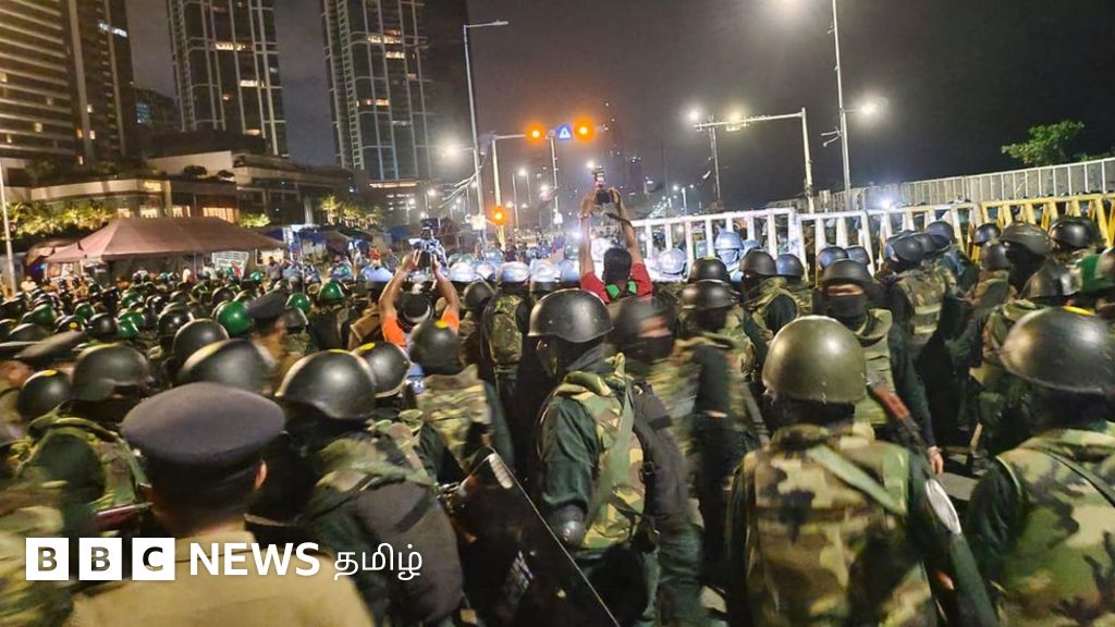 இலங்கை போராட்டக்காரர்கள் மீது நள்ளிரவில் ராணுவம் திடீர் தாக்குதல்: பிபிசி தமிழ் செய்தியாளரும் தாக்கப்பட்டார்