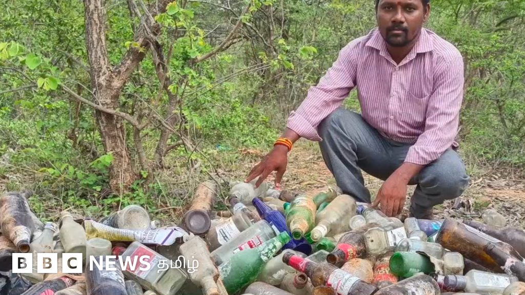 பிளாஸ்டிக் பாட்டில்களை சேகரித்து காட்டை சுத்தமாக்கும் மனிதர்