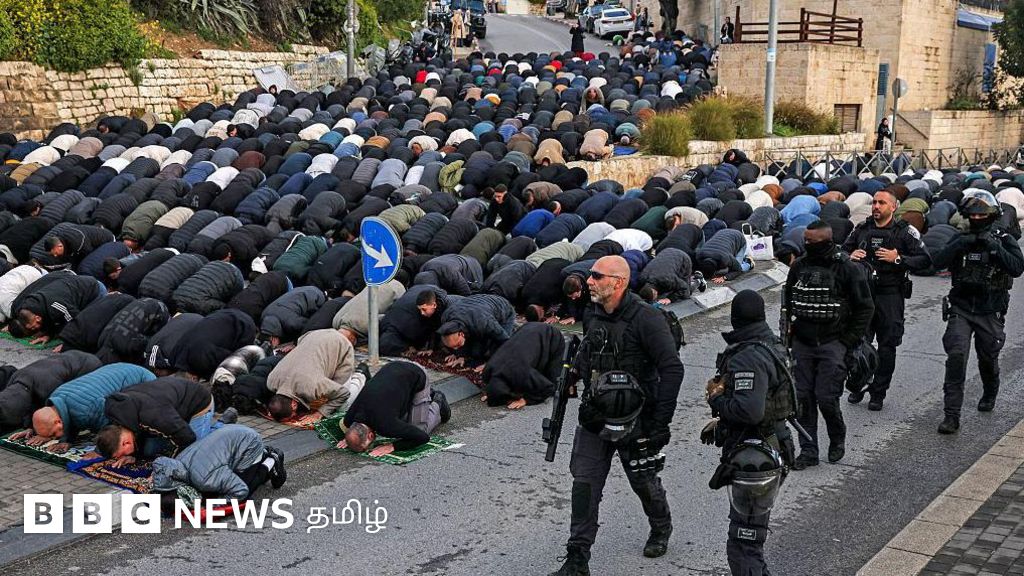 ரமலான் பண்டிகை - மத்திய கிழக்கில் மக்கள் தொழுகை நடத்திய படங்கள் 