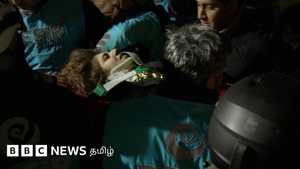 துருக்கி நிலநடுக்கம்: இடிபாடுகளில் 2 நாட்களாக சிக்கியிருந்த சகோதரிகளை மீட்க நடந்த போராட்டம்