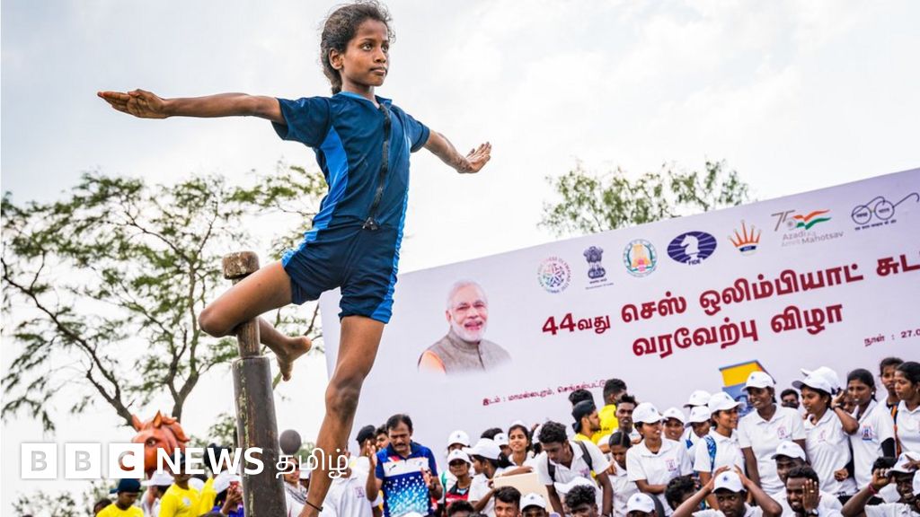 செஸ் ஒலிம்பியாட்: நரேந்திர மோதி படத்துடன் தயார் நிலையில் மேடை - கடைசி நேர பரபரப்பு