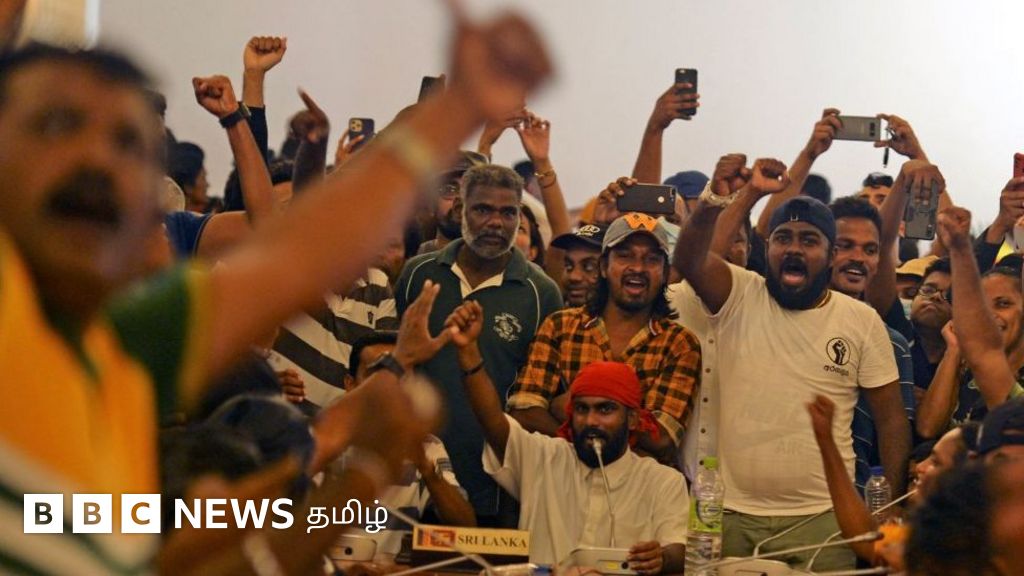 இலங்கை நெருக்கடி: 'தீர்வு கிடைக்கும் வரை ஜனாதிபதி மாளிகையை விட்டு வெளியேற மாட்டோம்' - போராட்டக்காரர்கள்