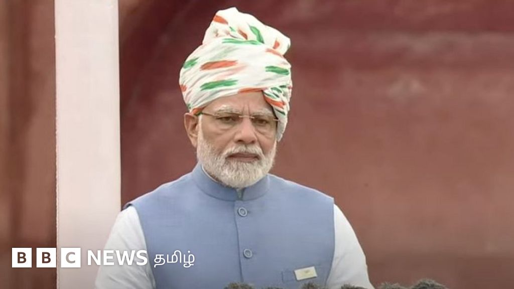 இந்திய சுதந்திர தினம்: டெல்லி செங்கோட்டையில் தேசிய கொடி ஏற்றினார் பிரதமர் மோதி