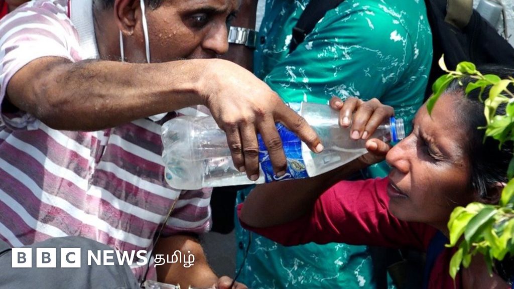 இலங்கை: பிரதமர் அலுவலகம் முன்னே திரண்ட மக்கள்; கண்ணீர் புகைகுண்டு வீச்சு - விளக்கும் புகைப்படங்கள்