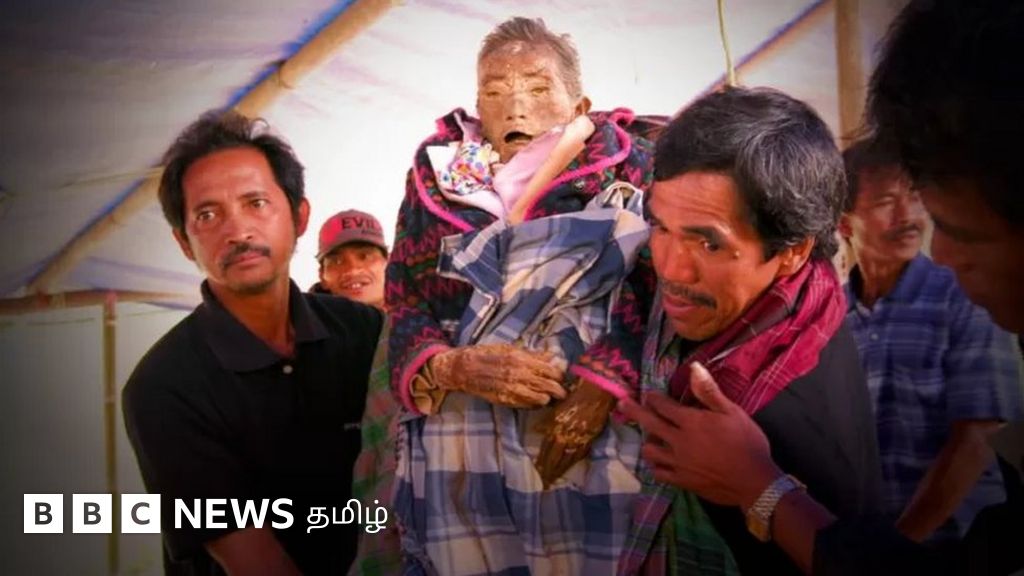 இந்தோனீசியா தீவில் இறந்தவர்களை வீட்டிலேயே வைத்திருக்கும் வழக்கம் - யார் இந்த டோராஜன்கள்?