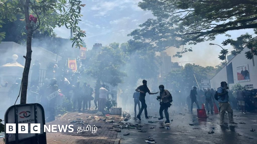 இலங்கையில் தொடரும் போராட்டம், கண்ணீர்ப் புகை வீச்சு: அவசரநிலை பிரகடனம் செய்த ரணில்