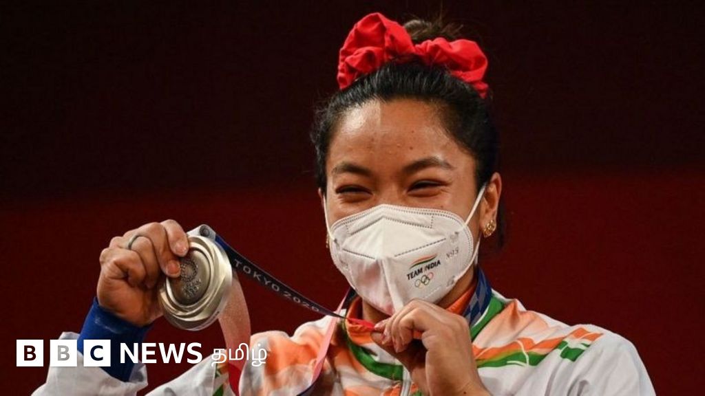 மீராபாய் சானு: காமன்வெல்த் பளு தூக்குதலில் இந்தியாவுக்கு பதக்கம் பெற்றுத் தந்த பெண்ணின் கதை