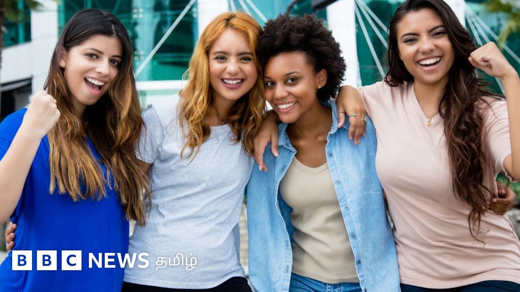 மாதவிடாய்: நாப்கினுக்கு பதில் மென்ஸ்ட்ருவல் கப் பயன்படுத்துவது எப்படி? மருத்துவர் பதில்கள்