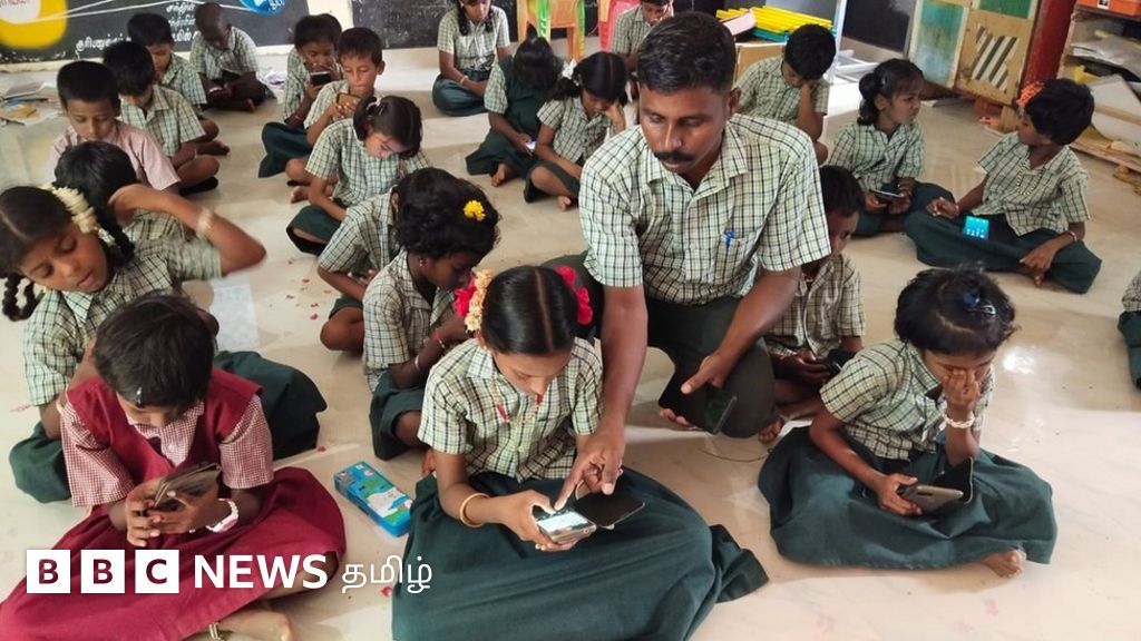 ஆசிரியர் தினம்: மாணவர்களுக்கு சொந்தமாக அலைபேசி வாங்கித் தந்த தமிழ்நாடு ஆசிரியர் ராமச்சந்திரனுக்கு தேசிய நல்லாசிரியர் விருது