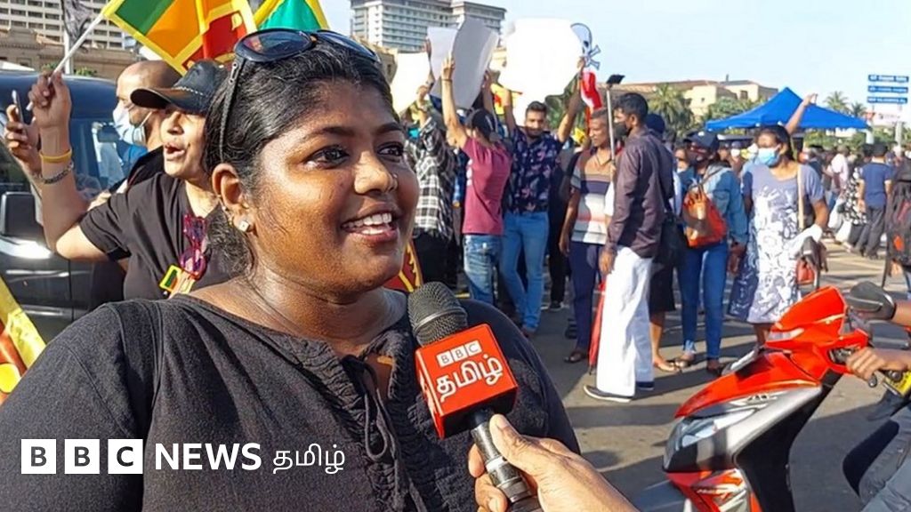 இலங்கை போராட்டம்: அரசுக்கு எதிராக ஆடிப்பாடி எதிர்ப்பை வெளிப்படுத்தும் பொதுமக்கள்