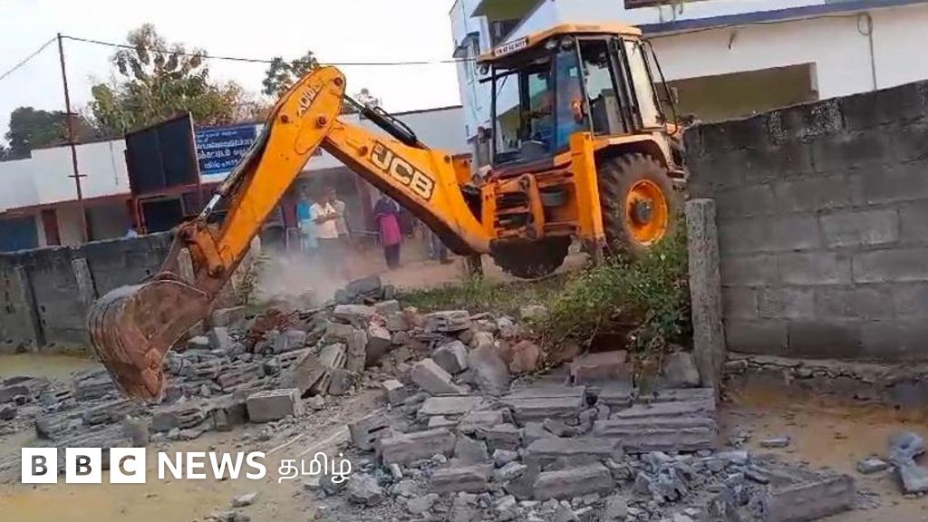 திருப்பூர் தீண்டாமைச் சுவர் சர்ச்சை: கனிமொழியிடம் முறையிட்டதும் சுவரின் ஒரு பகுதி இடிப்பு - பின்னணி என்ன? 