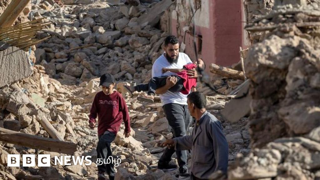 மொராக்கோ நிலநடுக்கம்: உருக்குலைந்த கட்டடங்களுக்கு நடுவே உறவுகளை தேடும் மக்கள்