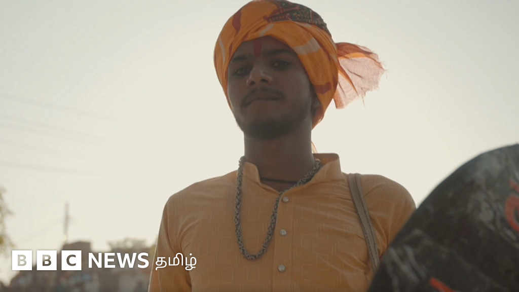 மத்திய பிரதேசம்: தீப்பந்துகளை வீசி ஊரே கொண்டாடும் விநோத திருவிழா