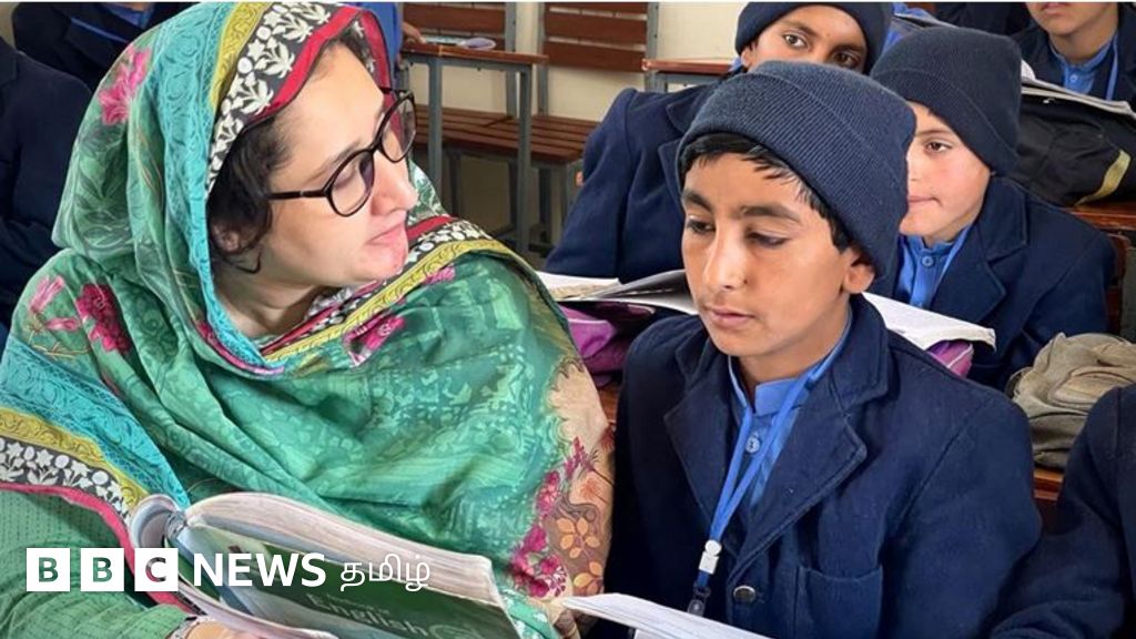 பாகிஸ்தானில் ஹெலிகாப்டரில் சென்று மாணவர்களை சந்தித்த ஆசிரியை