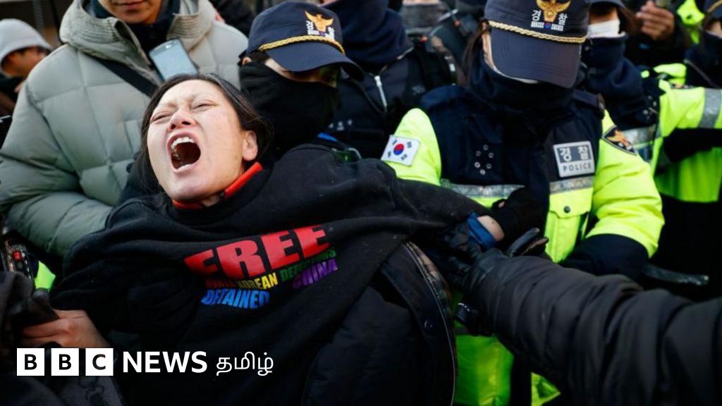 தென் கொரியா: பதவி நீக்கம் செய்யப்பட்ட அதிபரை ஏன் கைது செய்ய முடியவில்லை -  தடுப்பது யார்?