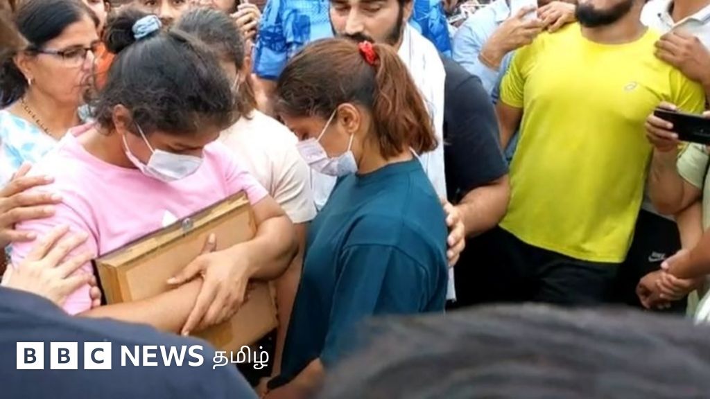 மல்யுத்த வீரர், வீராங்னைகளை தடுத்து நிறுத்திய விவசாயிகள்: கங்கைக் கரையில் கடைசி நேரத்தில் நடந்தது என்ன?