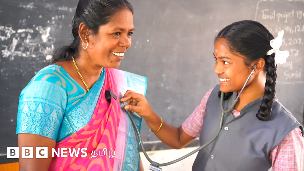 4 அரசு பள்ளி மாணவர்கள் உலக சாதனை படைக்க உதவிய வேதியியல் ஆசிரியர்