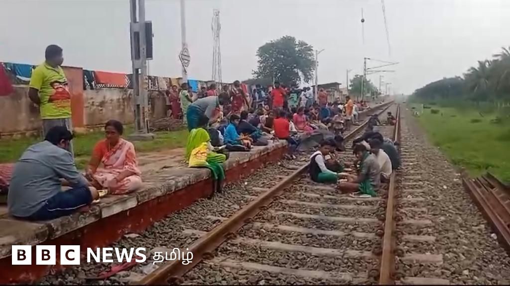 தனித்தீவான ஸ்ரீவைகுண்டம் - ரயிலில் சிக்கிய 800 பயணிகள் 2 நாட்களுக்கு பிறகு மீட்கப்பட்டது எப்படி? 