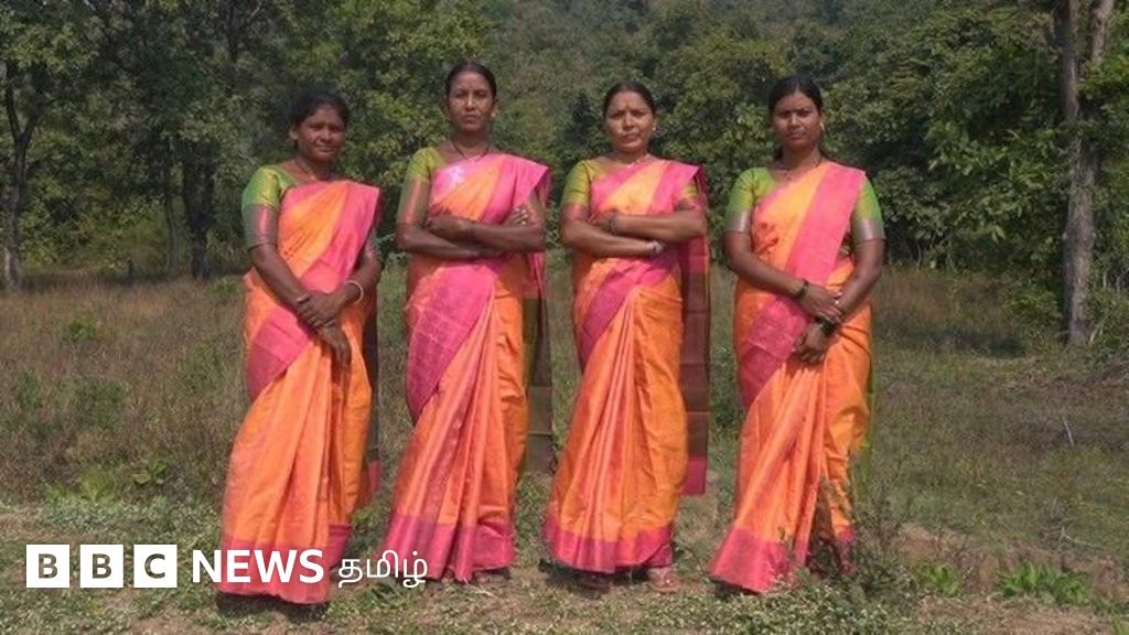 இருளில் மரத்தடி ஏந்தி புலிகளிடம் இருந்து குழந்தைகளை காக்கும்  4 பெண்கள்