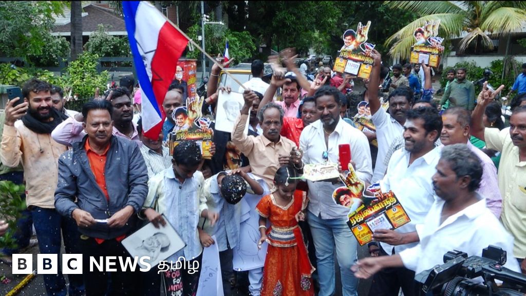 ரஜினிகாந்த் பிறந்தநாள்: வீட்டின் முன் ரசிகர்கள் கொண்டாட்டம்