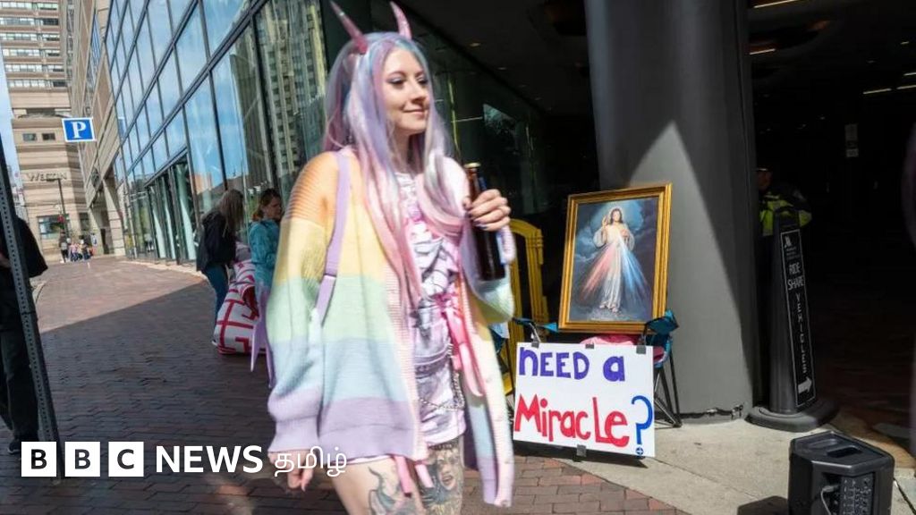 சாத்தான் கோவில்: பைபிள் பக்கங்களை கிழிக்கும், சிலுவையை தலைகீழாக அணியும் இவர்கள் யார்?