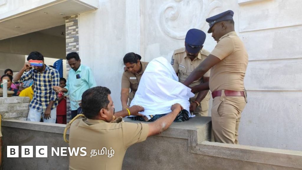 வீட்டில் வைத்த பெரியார் சிலையை அகற்றிய அதிகாரிகள் - அரசியல் தூண்டுதல் காரணமா?