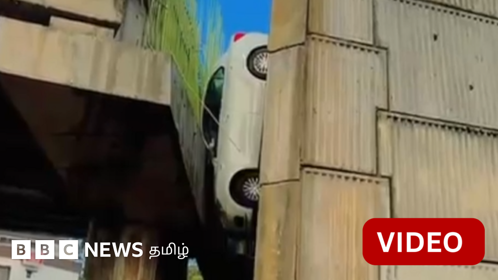 காணொளி: கேரளாவில் பாலத்துக்கு நடுவே சிக்கிய கார்
