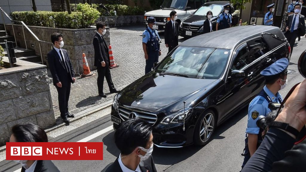安倍晋三の遺体が東京に到着した。 警察は、犯人は「組織」に対する復讐として犯行に及んだと発表した。