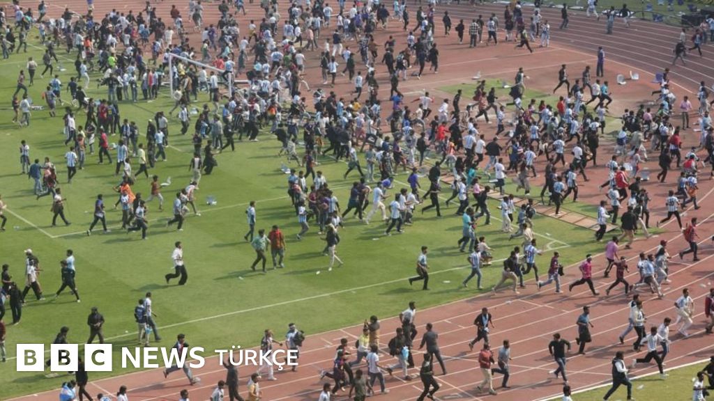 Hindistan'da Messi etkinliğinde öfkelenen taraftarlar sahayı bastı