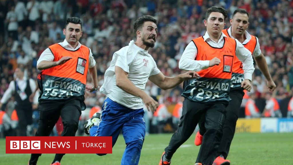 İstanbul'daki Liverpool-Chelsea arasında oynanan Süper Kupa finalinde sahaya atlayan YouTuber'a