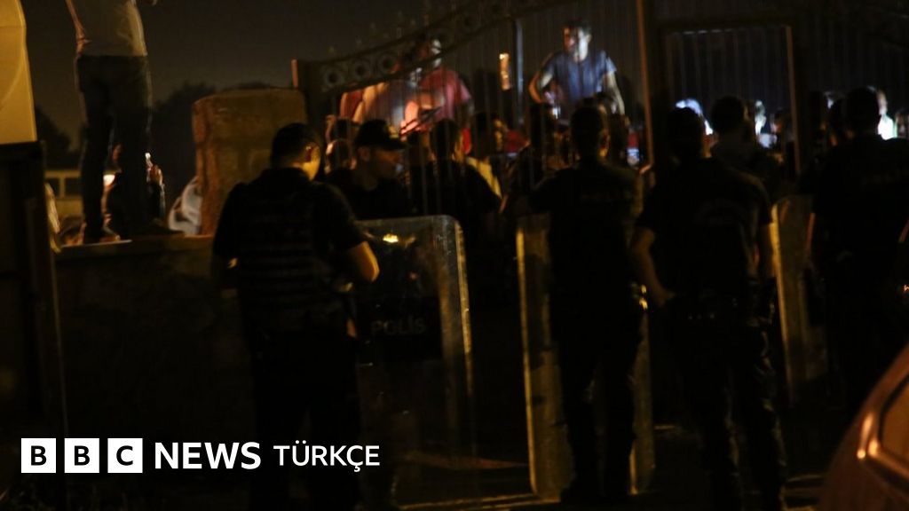 Aysel Tuğlukun annesinin cenazesine saldırı Aysel Tuğlukun annesinin cenazesine saldırı