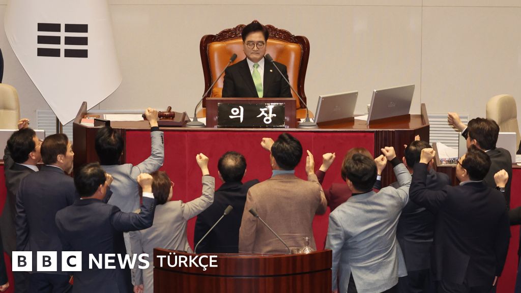 Güney Kore'de göreve getirilen cumhurbaşkanı da azledildi